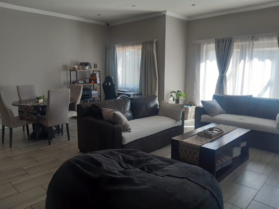 To Let 3 Bedroom Property for Rent in Hillside Free State